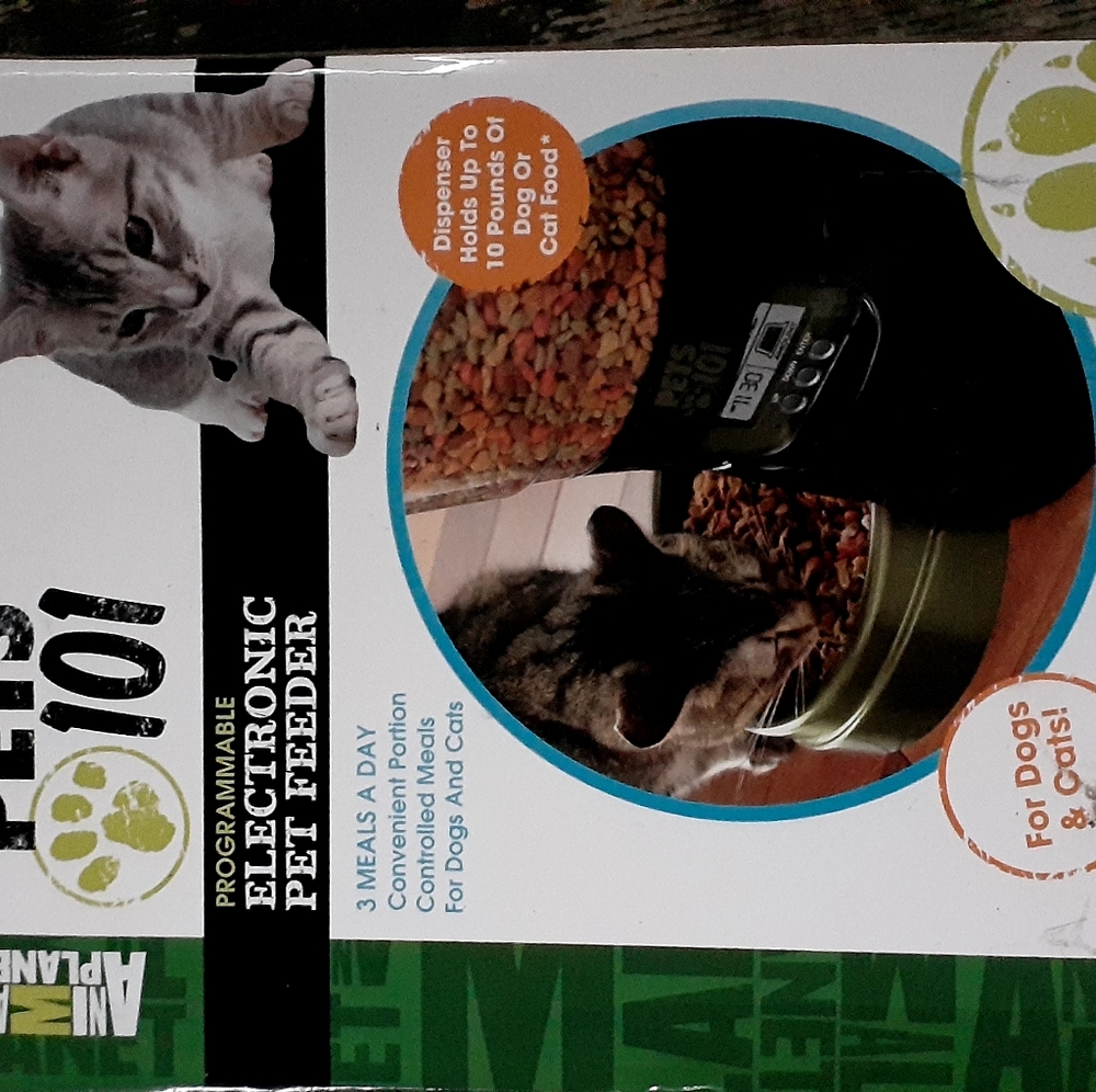 Electronic pet feeder